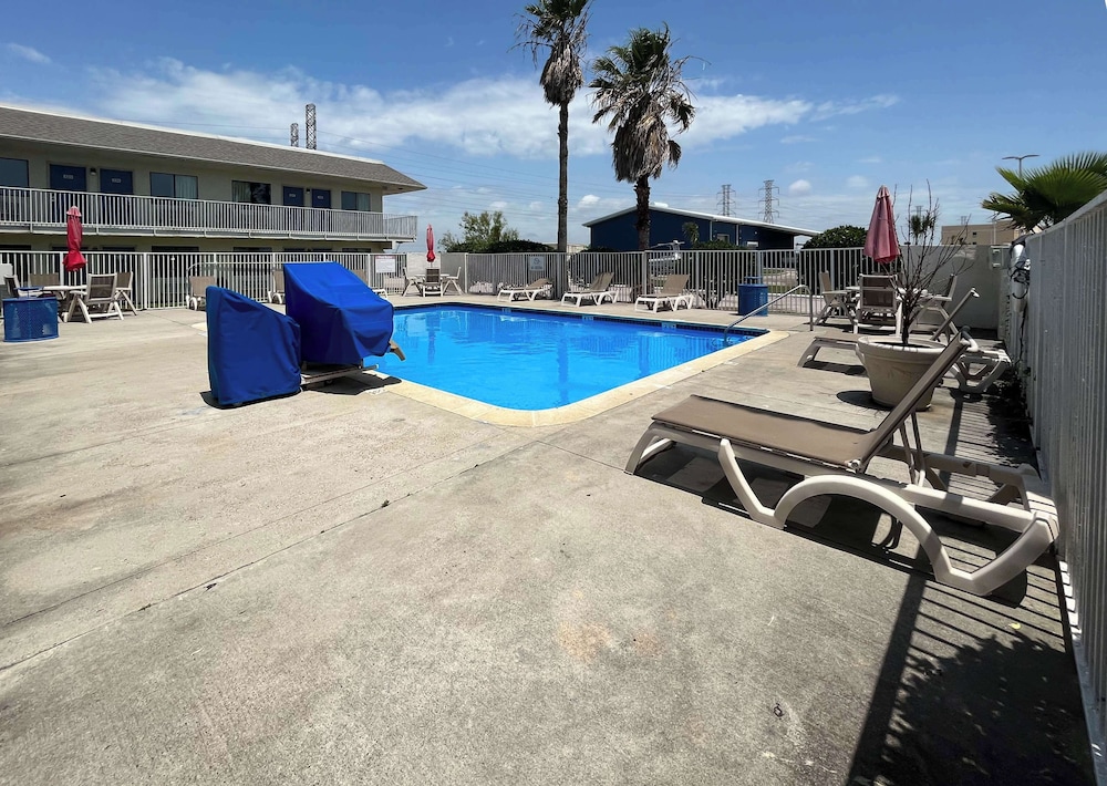 Studio6 Galveston, TX 35/39