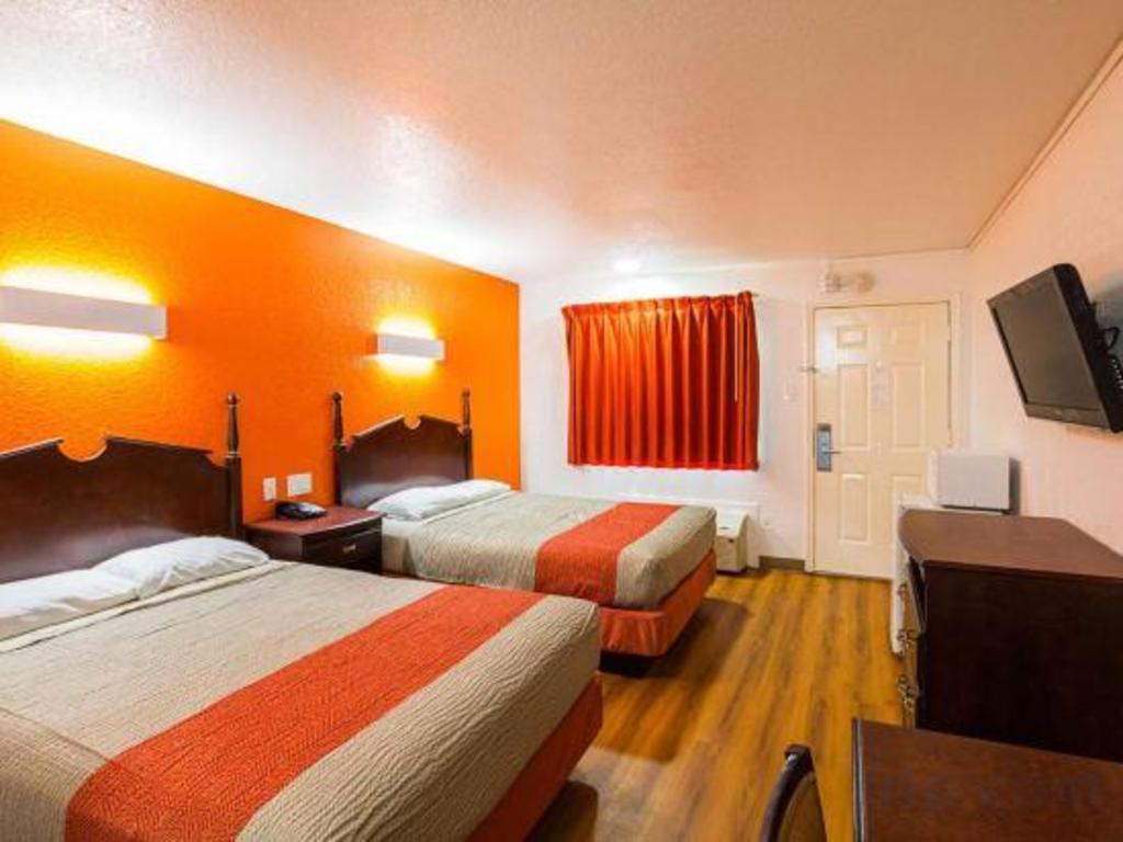 2 Full Beds - Non-Smoking, Micfridge
