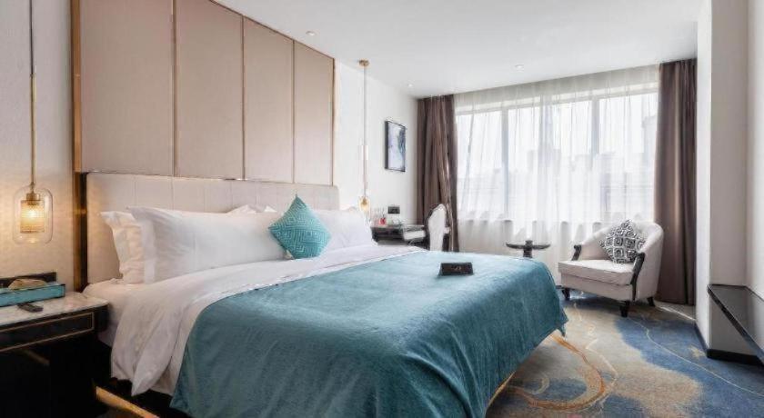 Xana Deluxe Hotel (Beijing Guanganmen Subway Station) 24/48