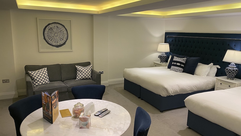 Kensington, 2 King Beds, 2 Bathrooms, Kitchen