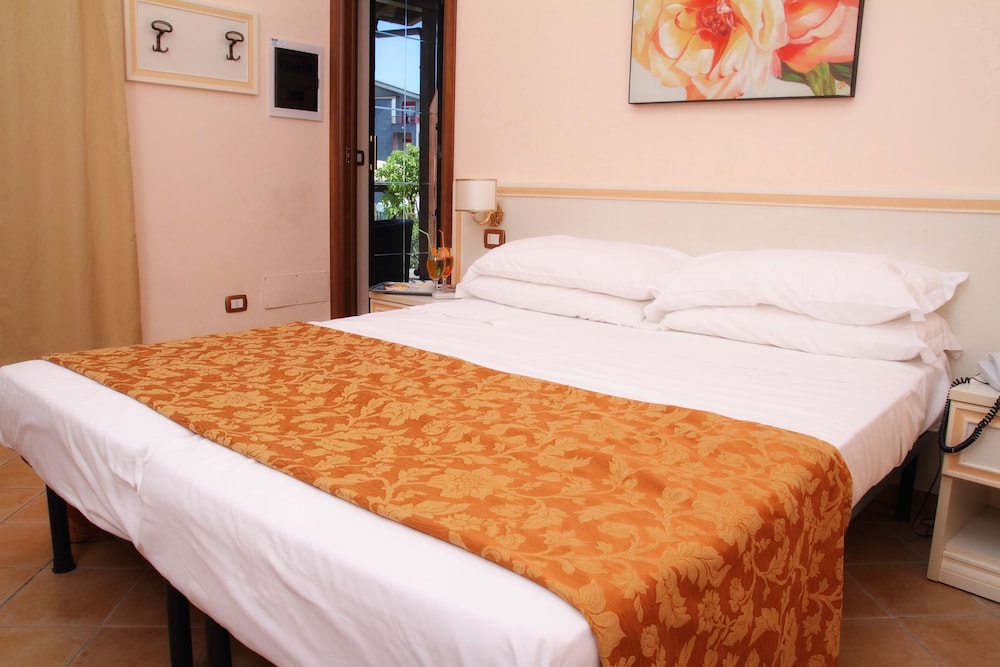 EXCLUSIVE, VILLA, HOT TUB, GARDEN AREA