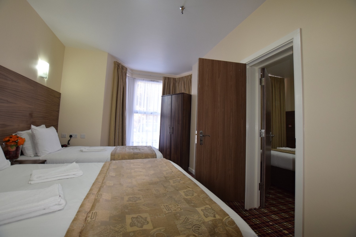 Room, Quadruple