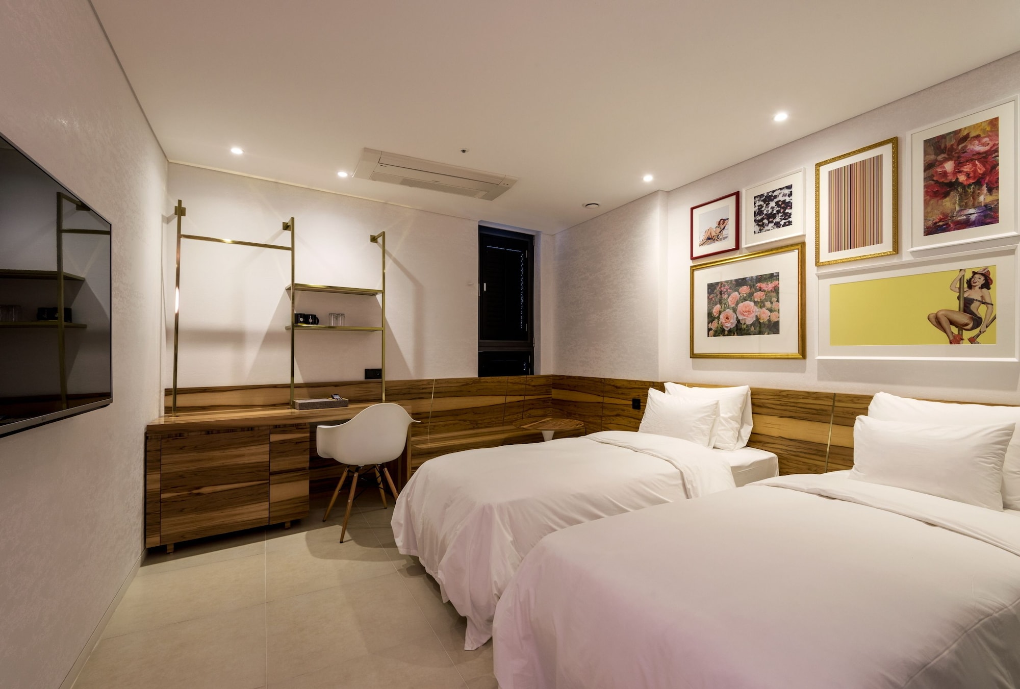 DELUXE, TWIN BEDS