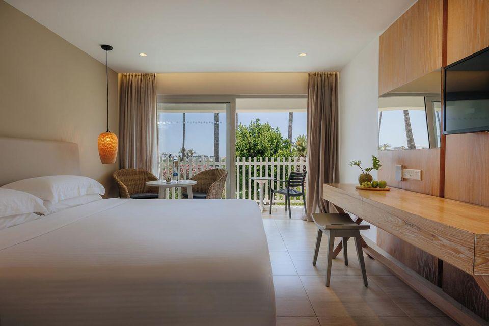 Room, Garden View