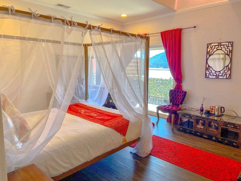 Lake, Junior Suite, Queen Bed