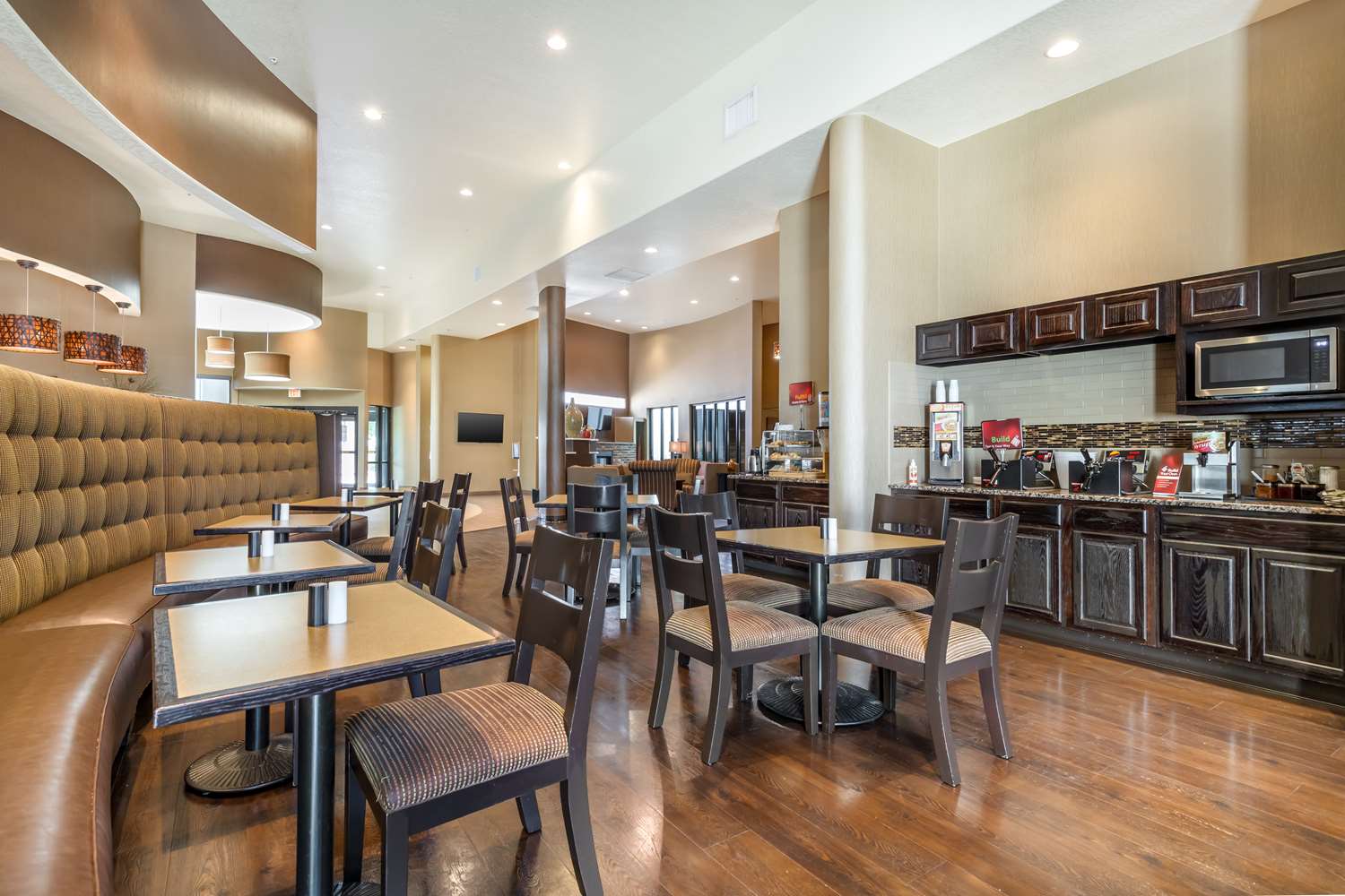 Best Western Plus Lackland Hotel & Suites 24/34