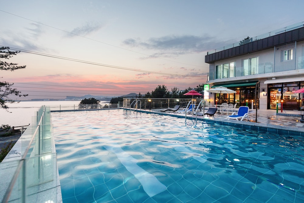 The Bay Resort 3/50