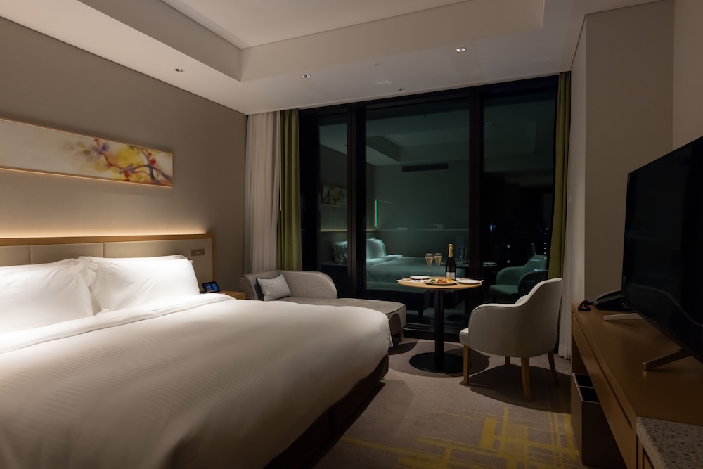 Superior, King Bed, Pool Access
