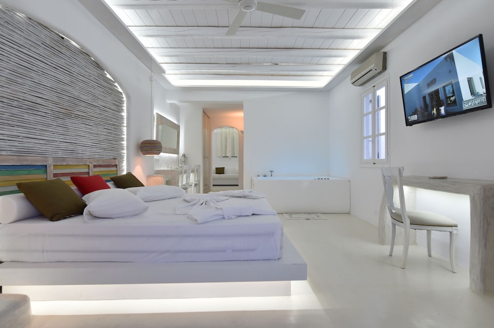 Zefi Hotel & Suites 30/75