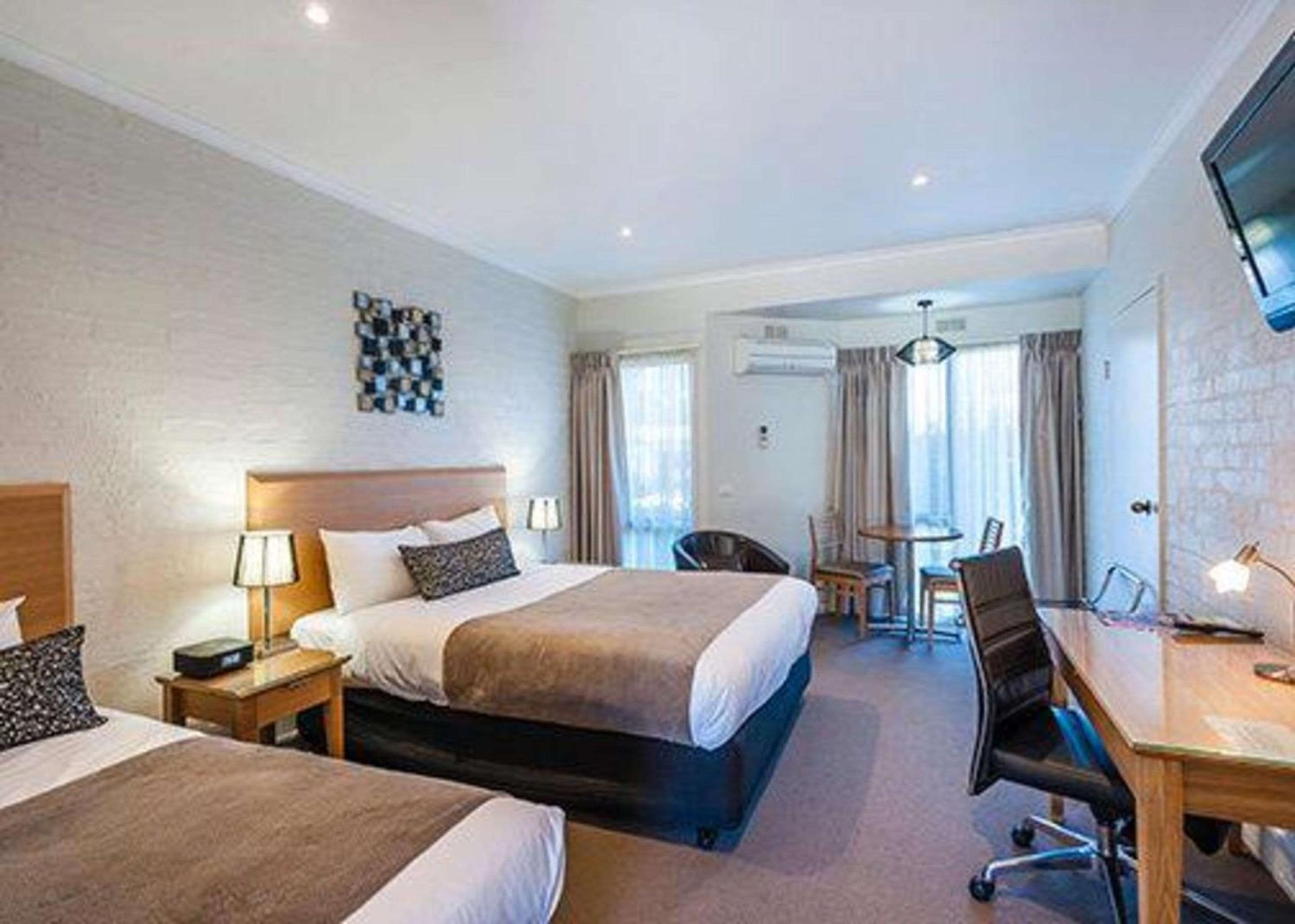 UPGRADE, 1 QUEEN AND 1 SINGLE BED