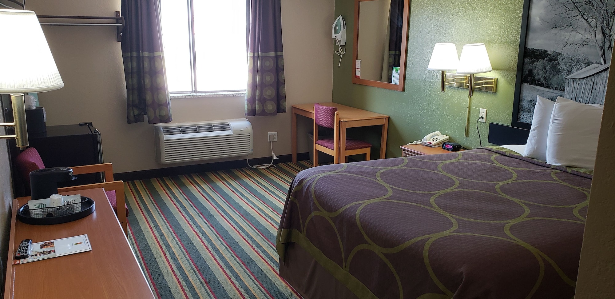 غرفة بسرير كوين، Super 8 By Wyndham Champaign 5/10