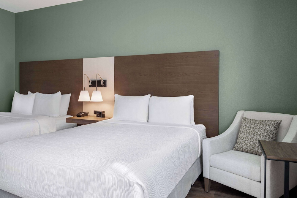 La Quinta Inn and Suites by Wyndham Lincoln 38/84