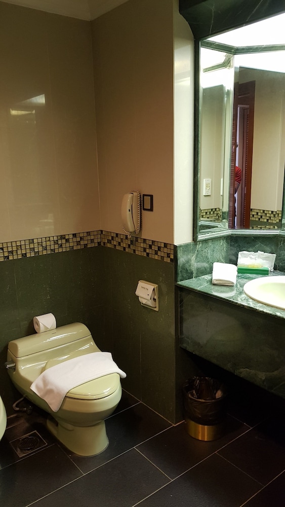 Junior Suite, King Bed, The Centrepoint Hotel Brunei 3/3