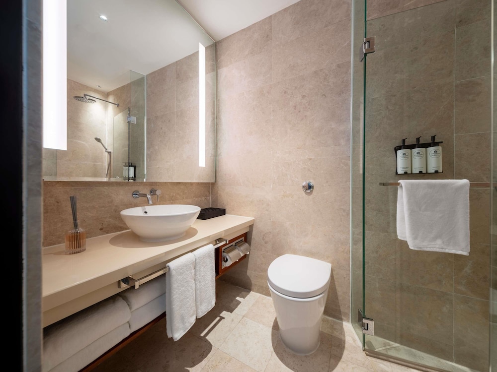 غرفة سوبيريور بسرير مزدوج، Novotel Singapore Robertson Quay 2/2