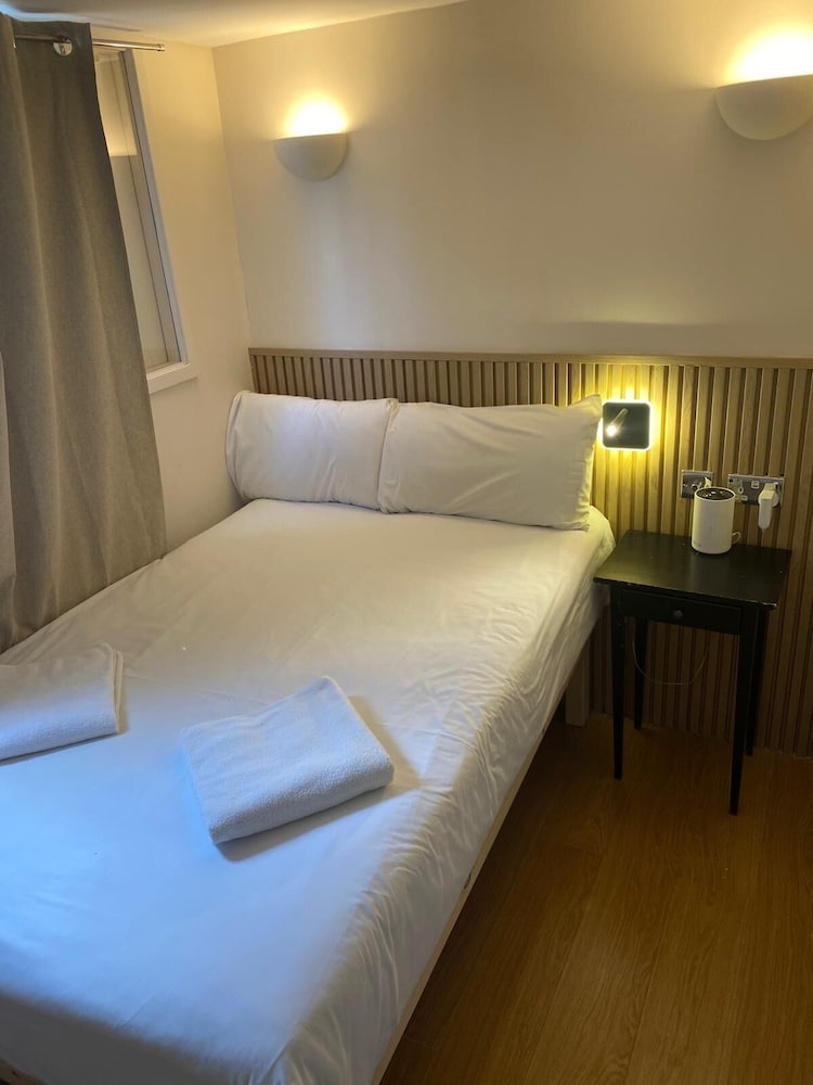 Exhibition Court Hotel 4 24/61