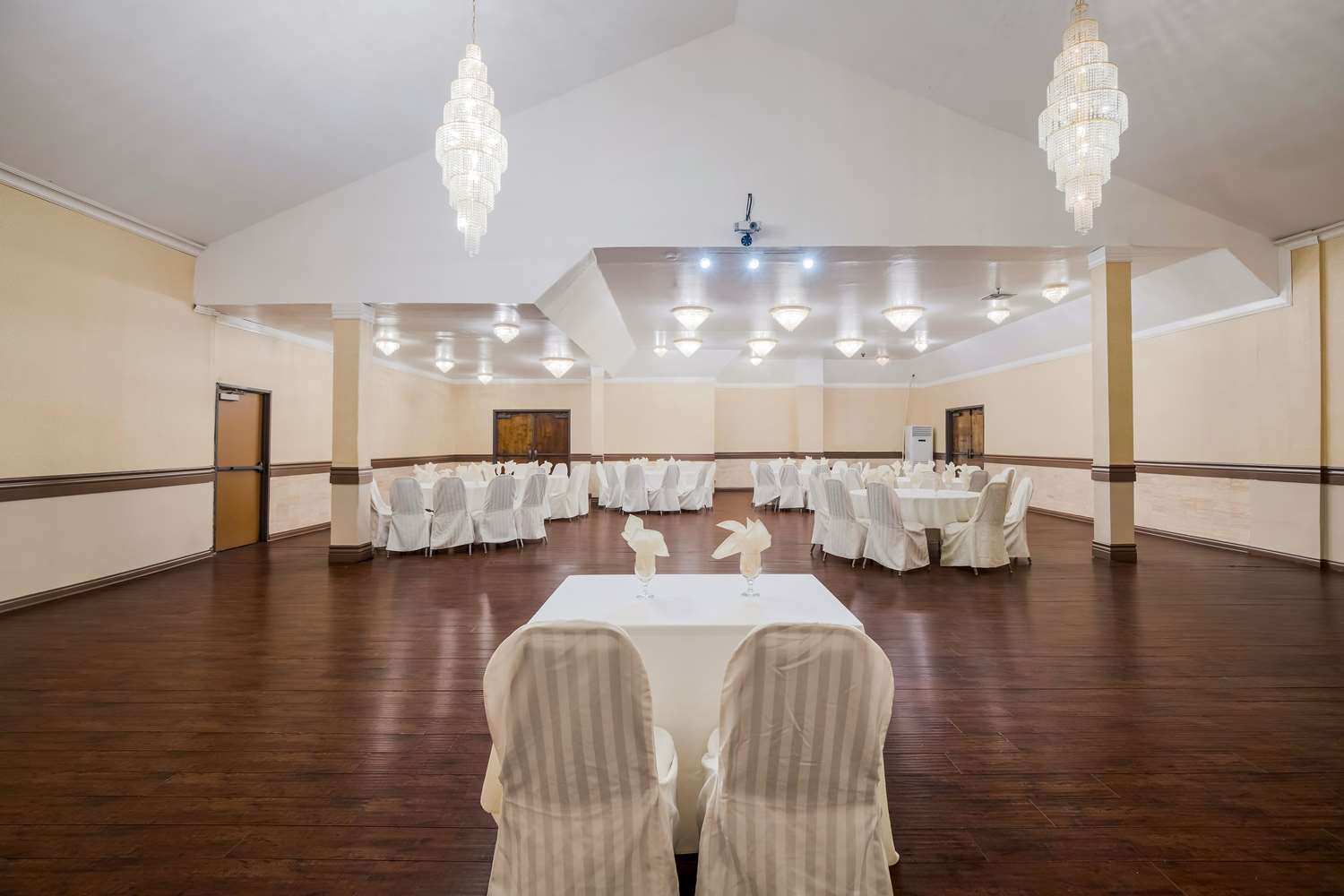 Chateau Big Bear Boutique Hotel, BW Signature Collection 24/55