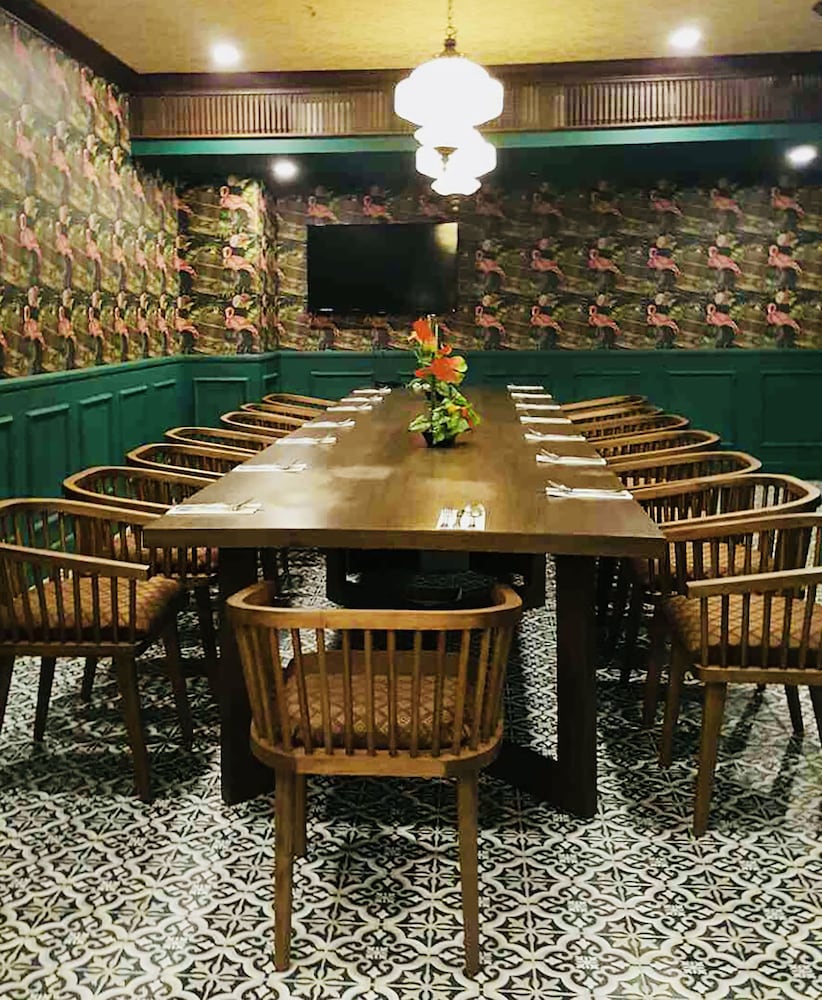 Golden Prince Hotel And Suites 38/50
