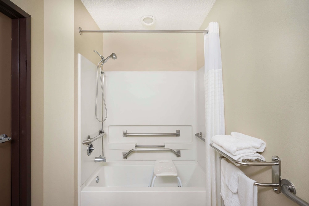 Microtel Inn & Suites by Wyndham Bowling Green 3/30