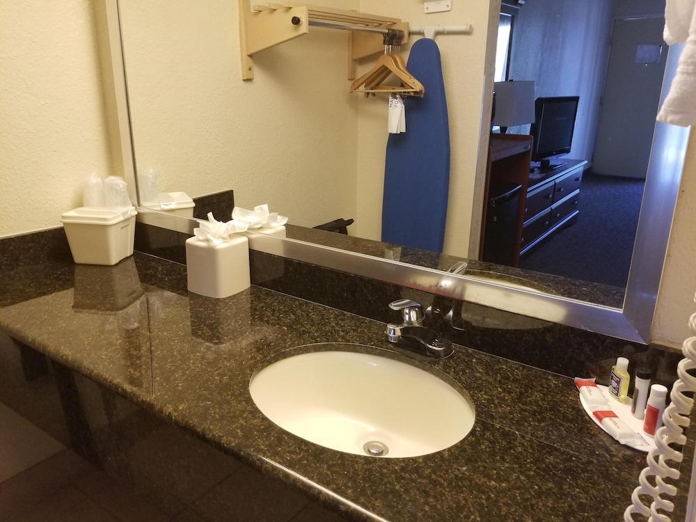 Baymont By Wyndham Sarasota 9/40