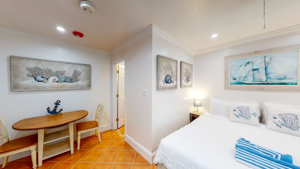Tropic Isle Beach Resort 11/68