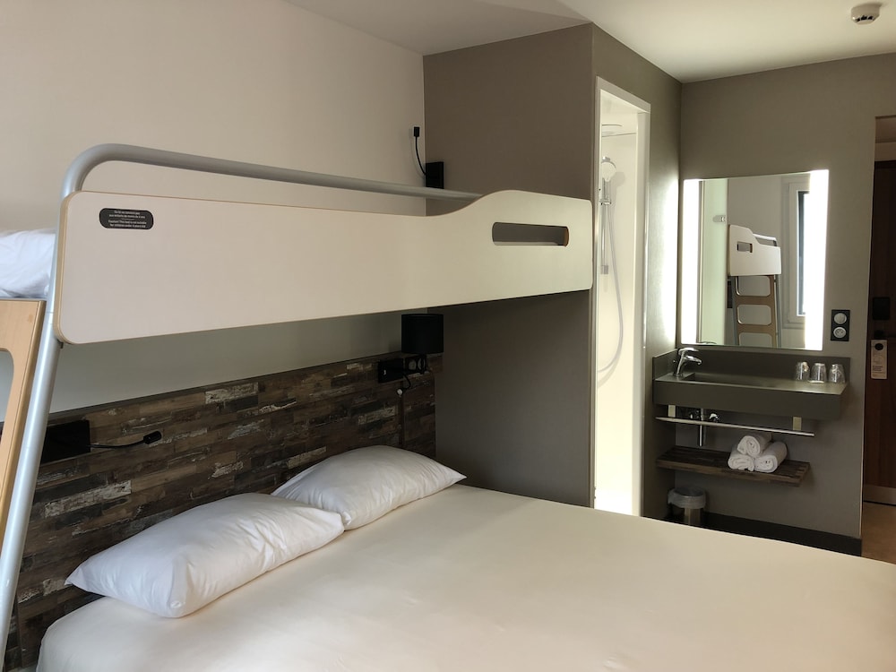 غرفة ثلاثية بسرير مزدوج وسرير بطابقين، Ibis Budget Annecy Poisy 4/10
