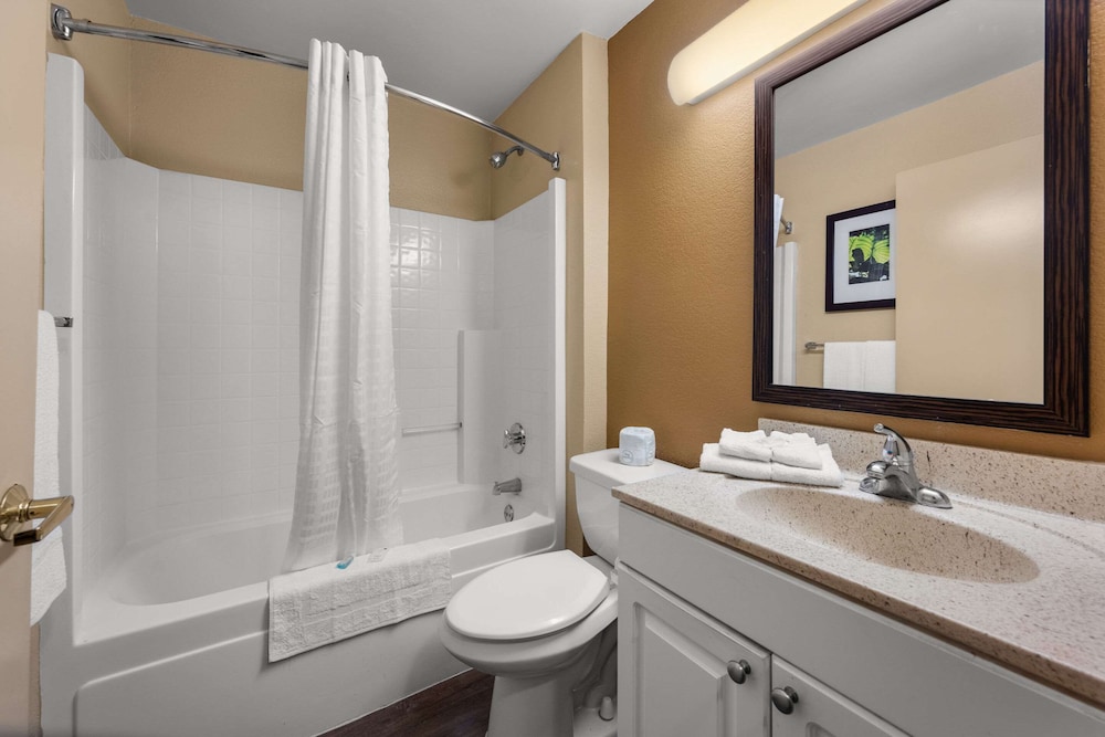 Suite, Queen Bed, Suburban Studios Houston North I-45 4/4