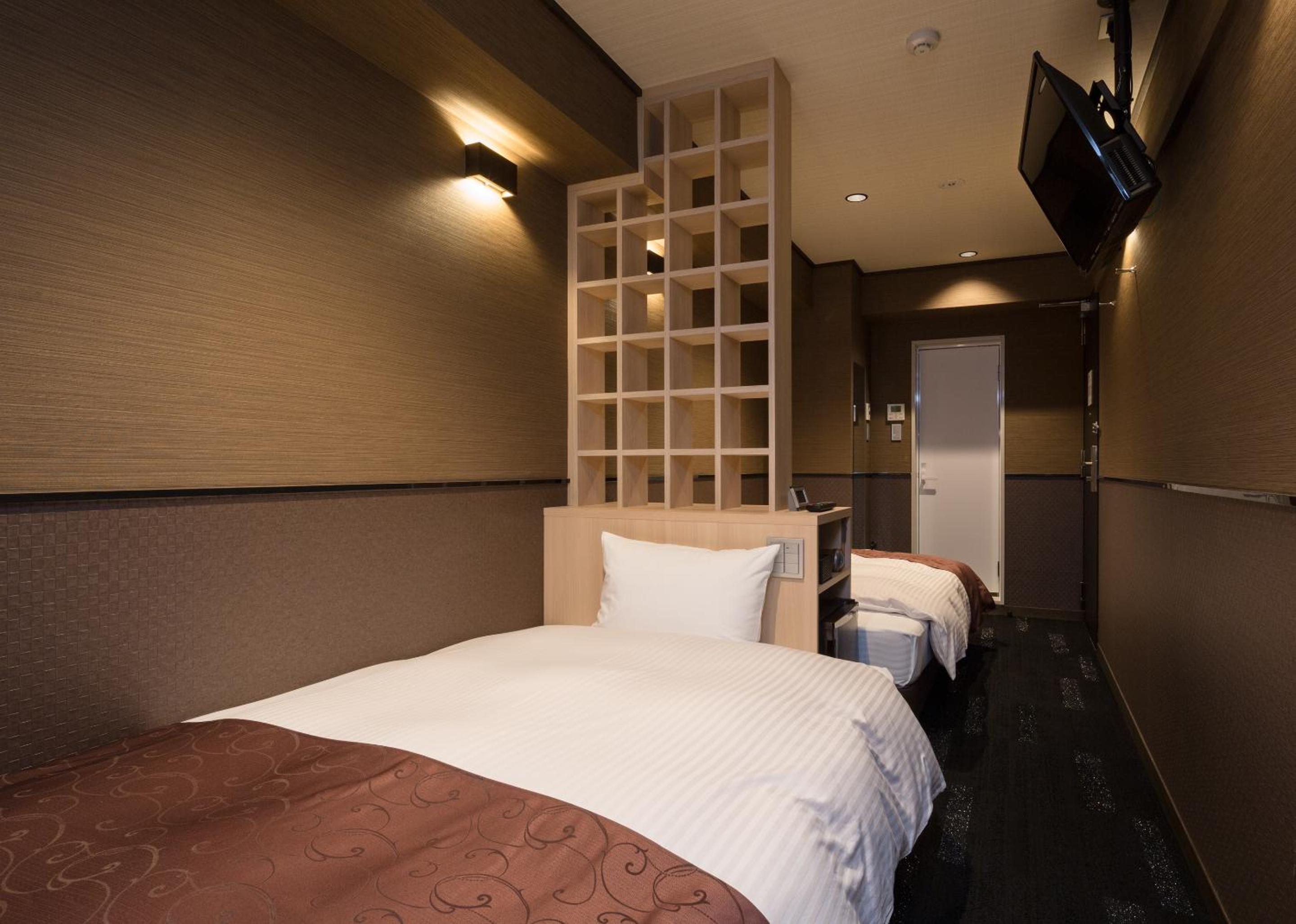 ROOM, TWIN BEDS