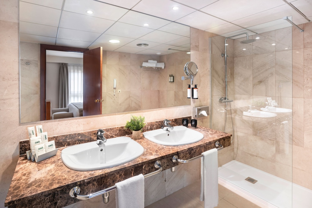 غرفة عائلية بسريرين منفصلين مع أريكة، Tryp Vielha Baqueira 8/9