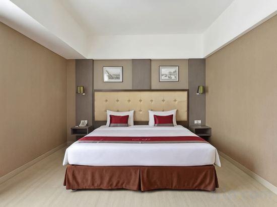 Standard, Queen Bed
