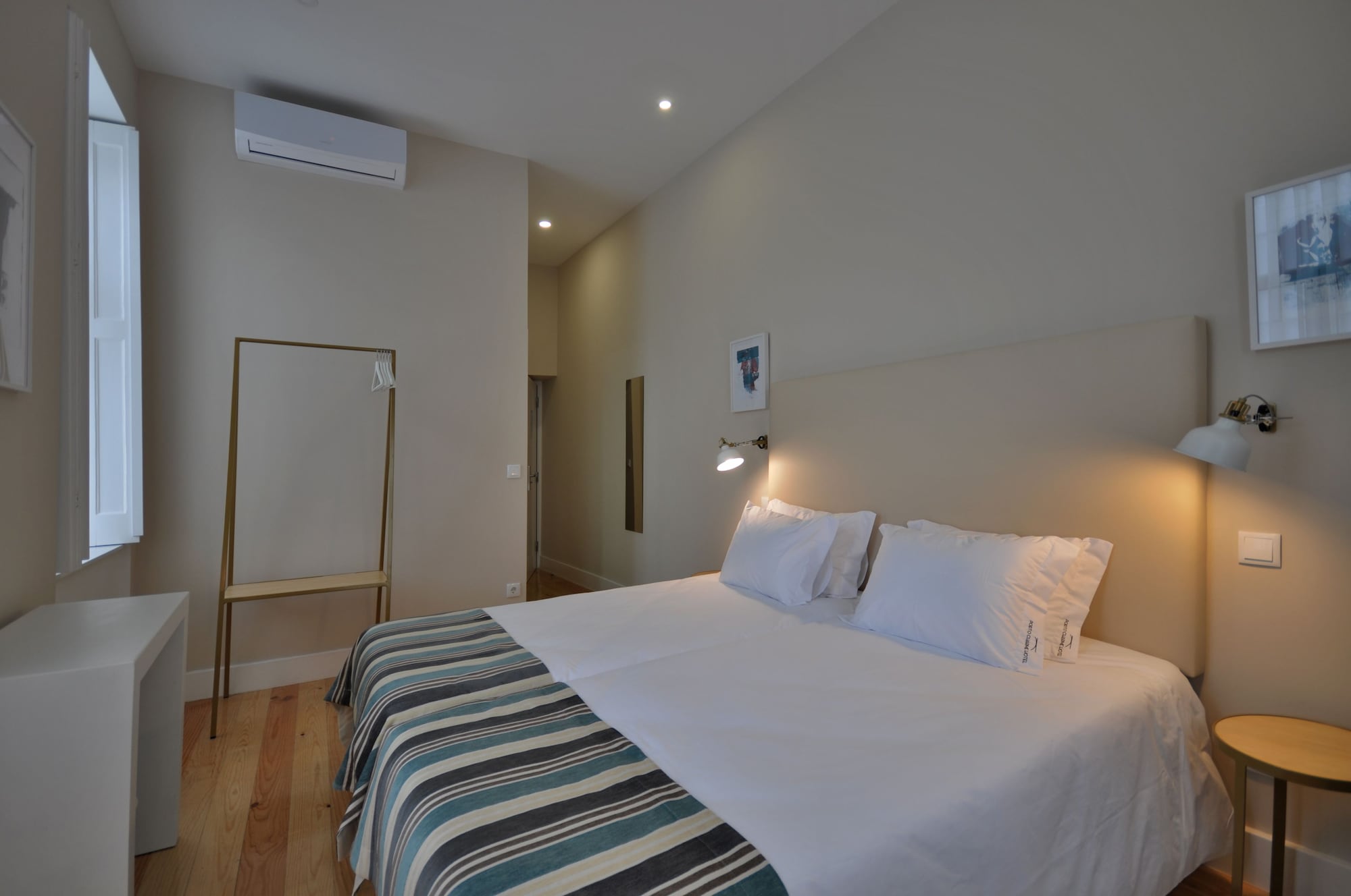 ROOM, TWIN BEDS