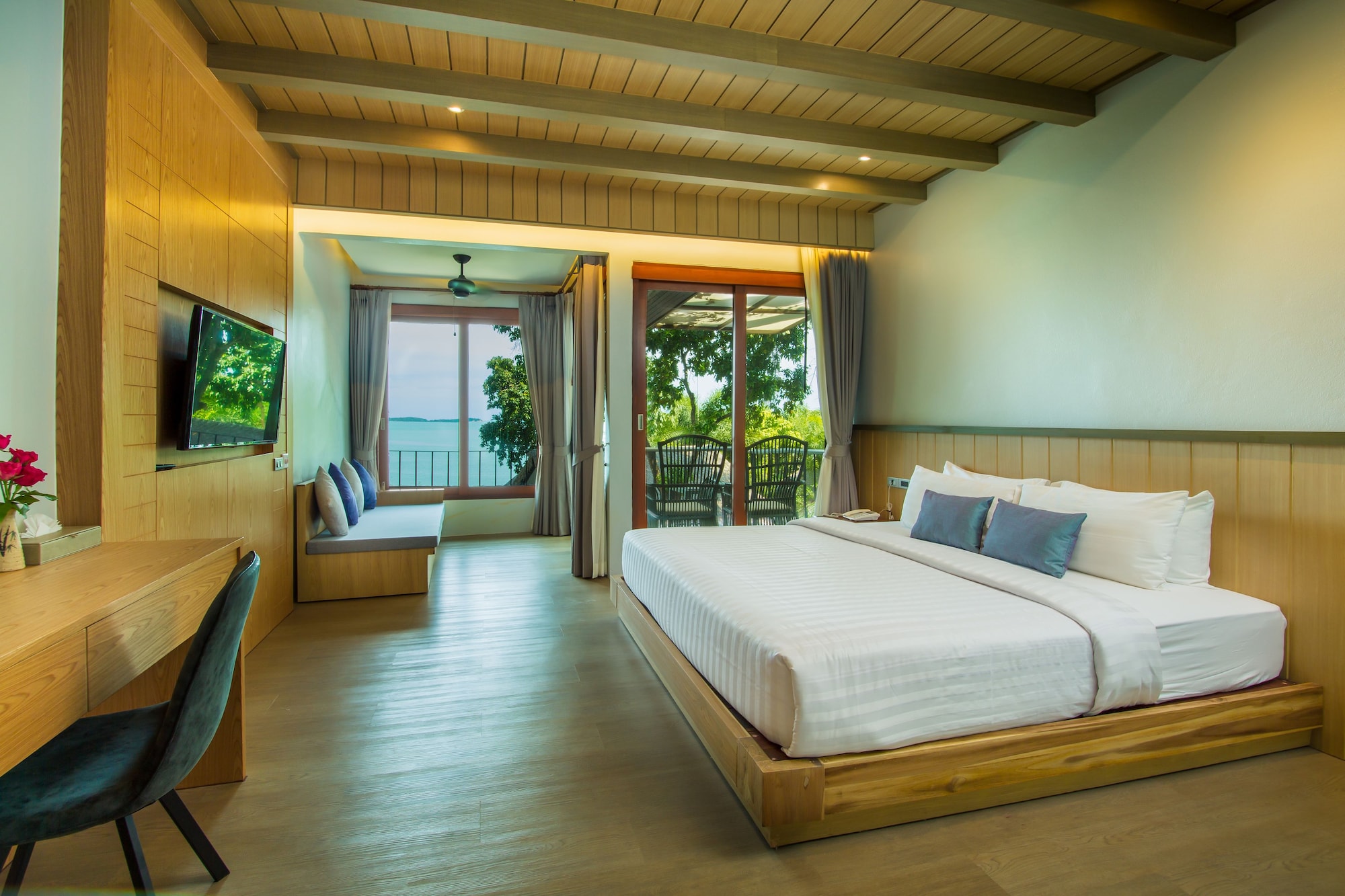 Deluxe, Partial Sea View