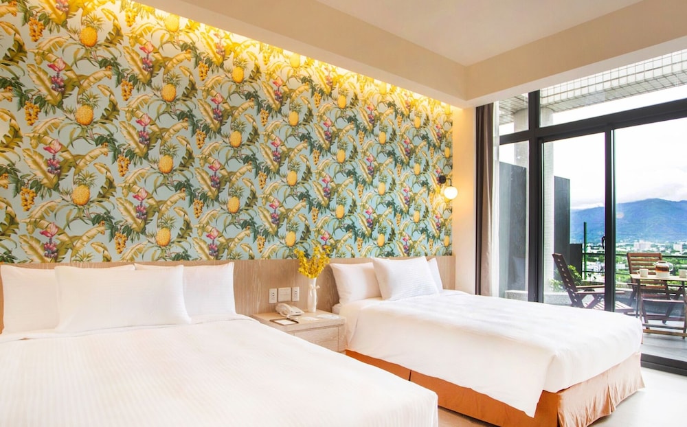 DELUXE, DOUBLE OR TWIN BED
