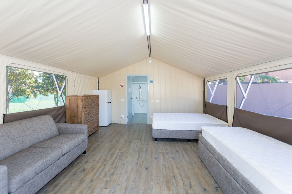 SHOAL BAY HOLIDAY PARK 30/70