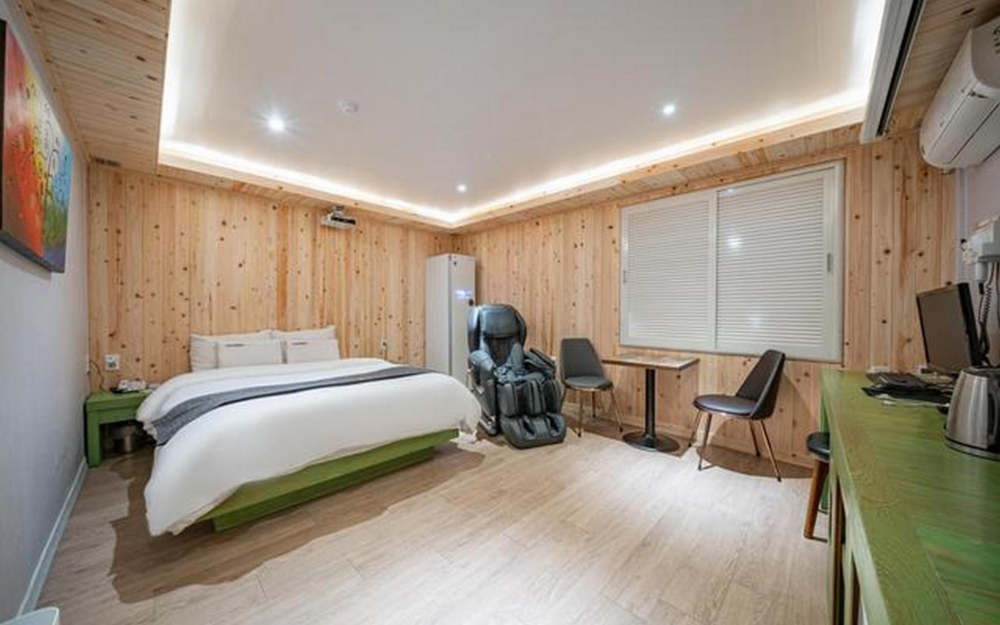 Room, Twin Beds
