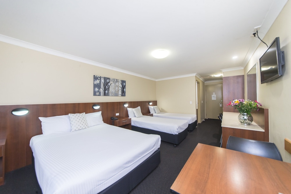 ROCKY RESORT MOTOR INN 28/65