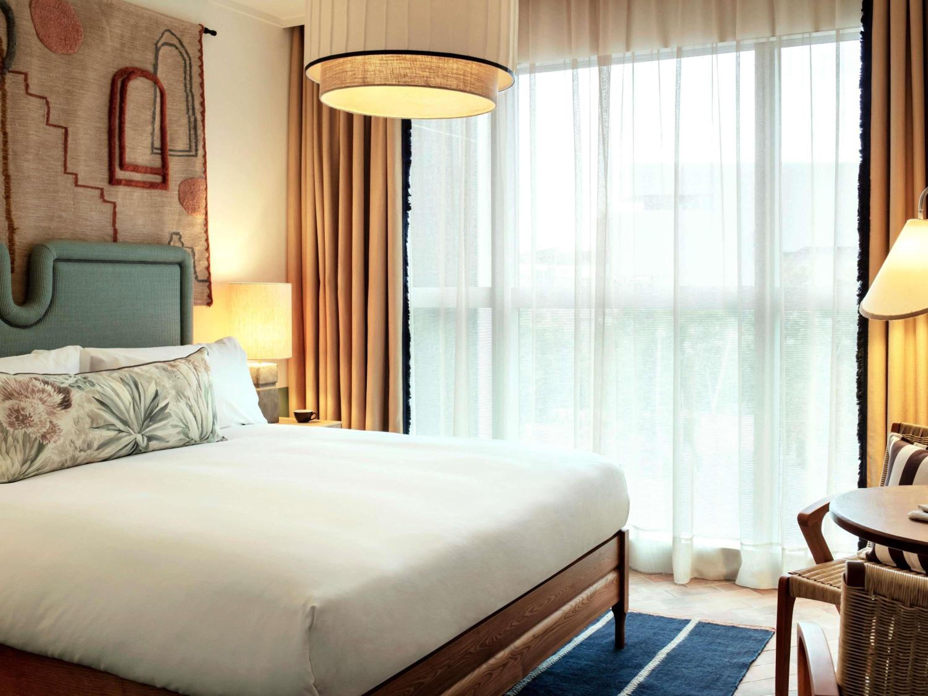 Roomy, Queen Bed