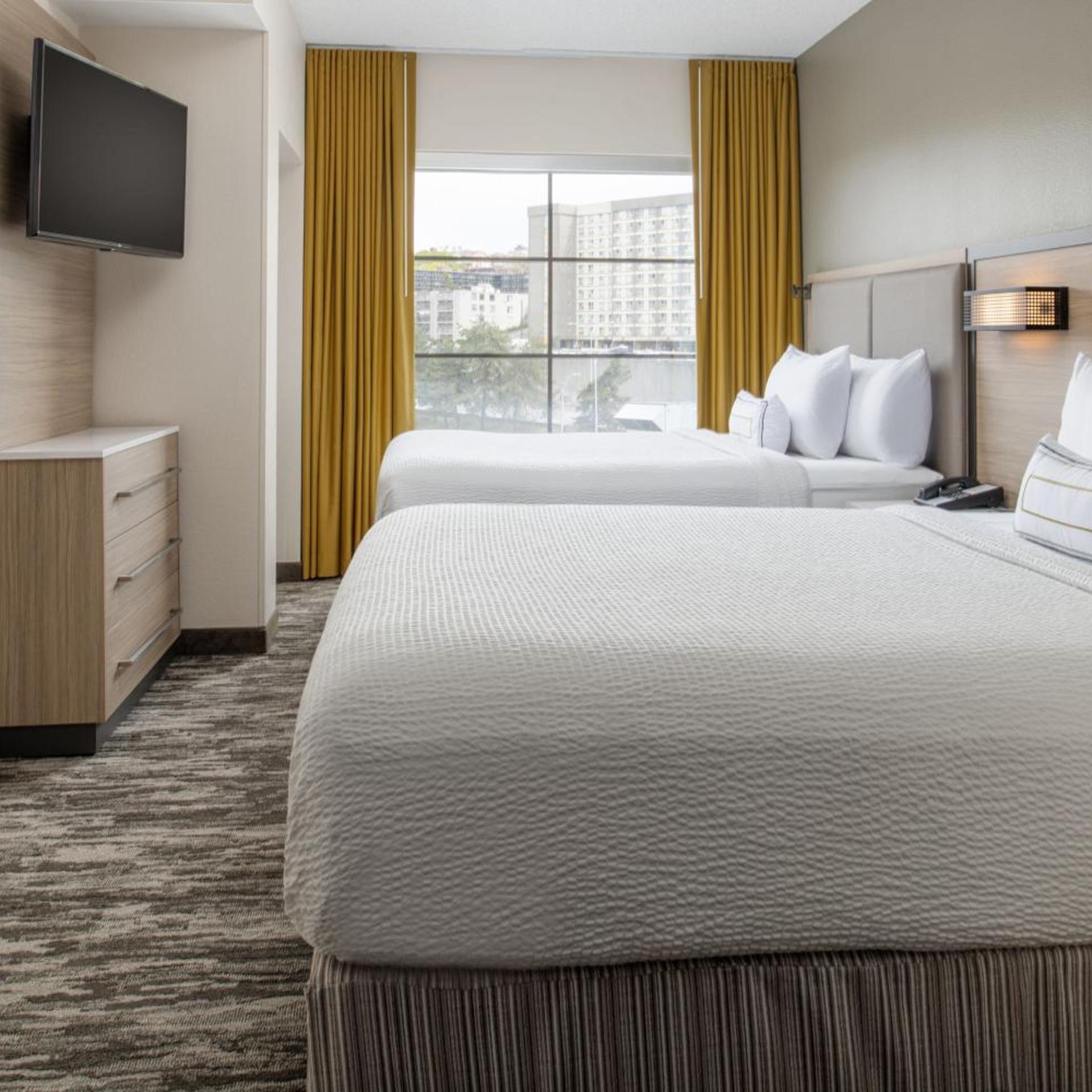 Suite, 2 Queen Beds, Trundle Bed, Executive Level, Sofa, Bathtub, Accessible