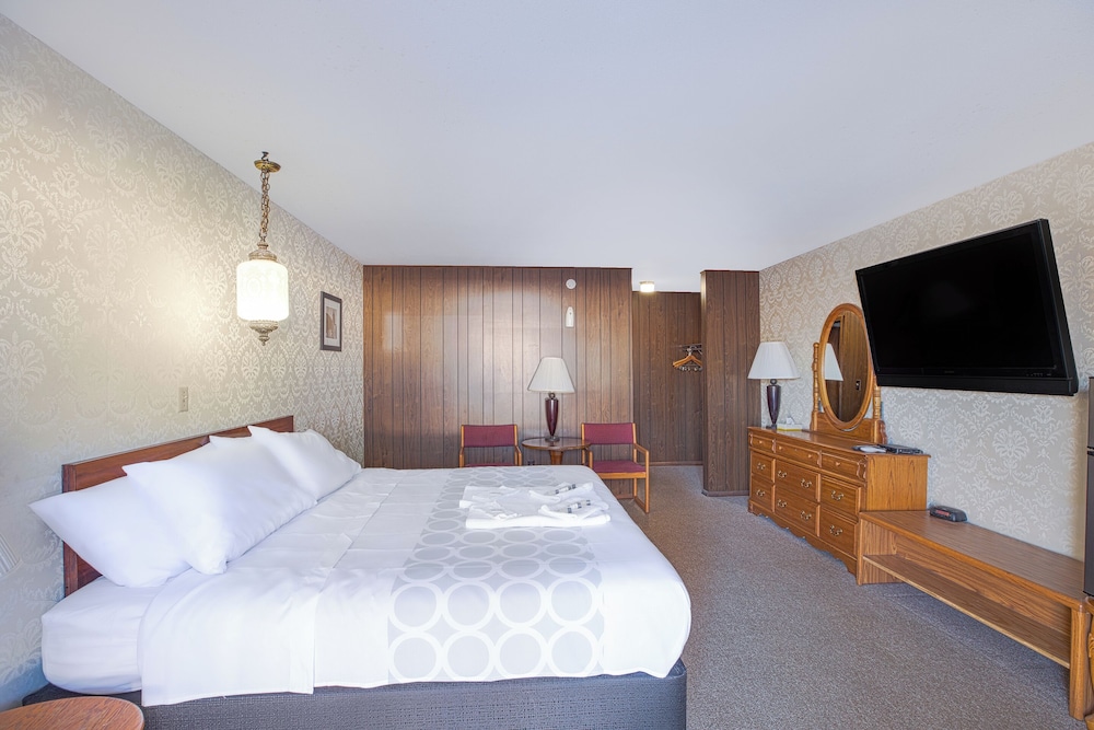 Love Hotels Tomahawk at Lake Mohawksin WI 17/49