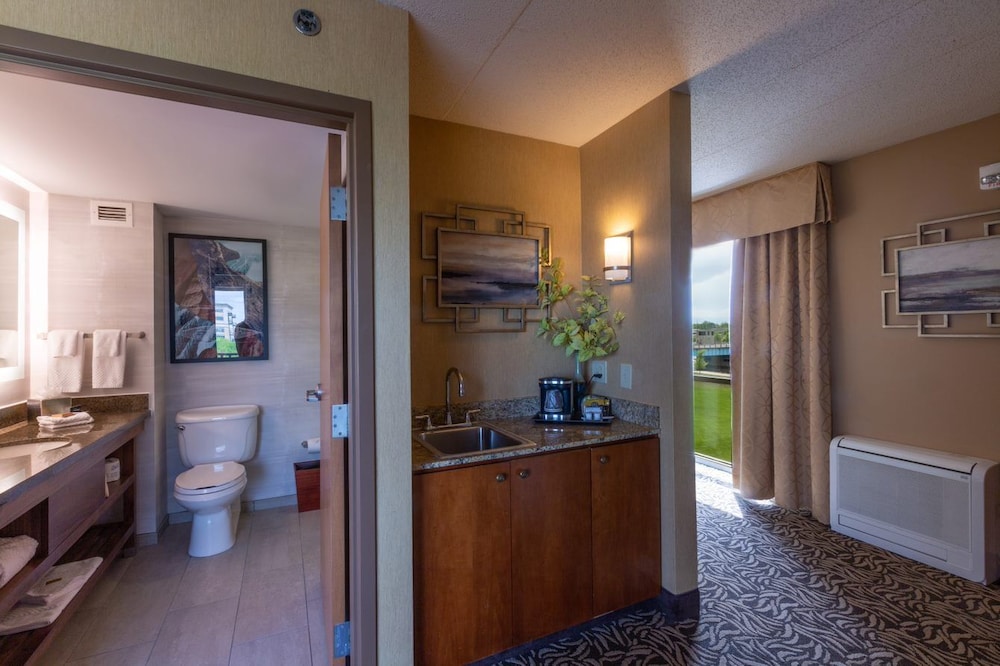 Lobby at DoubleTree by Hilton Hotel Bay City - Riverfront, BAY CITY - MI