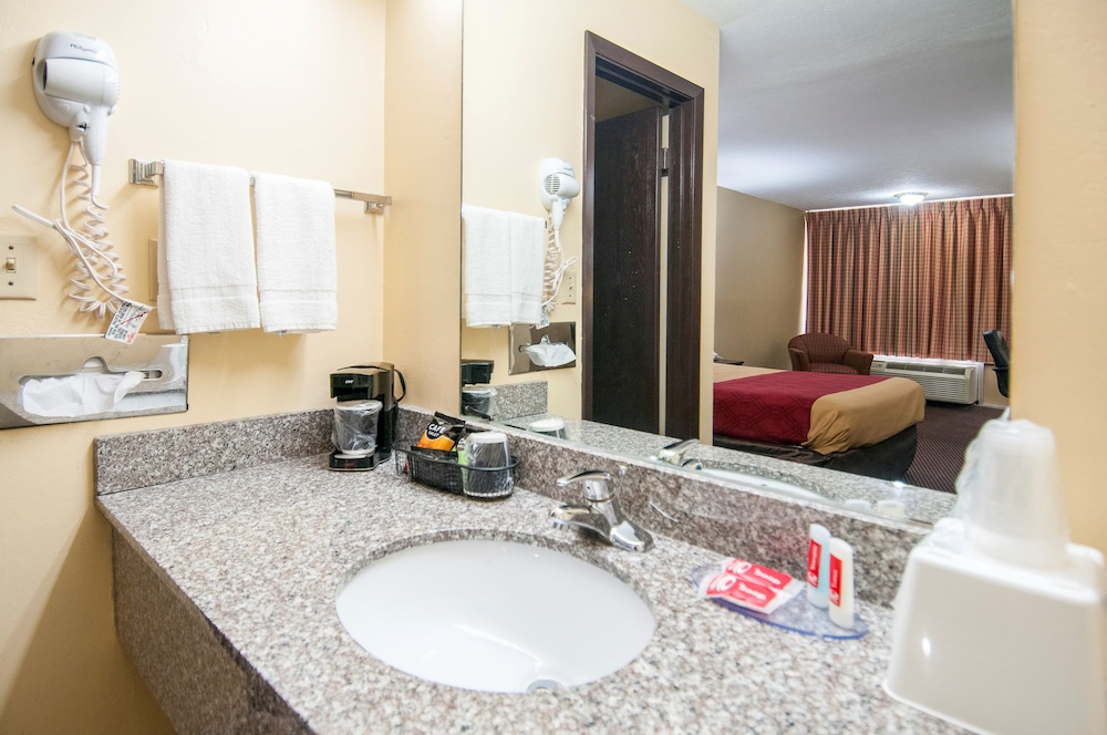 Econo Lodge near Missouri University of Science and Technology 10/20