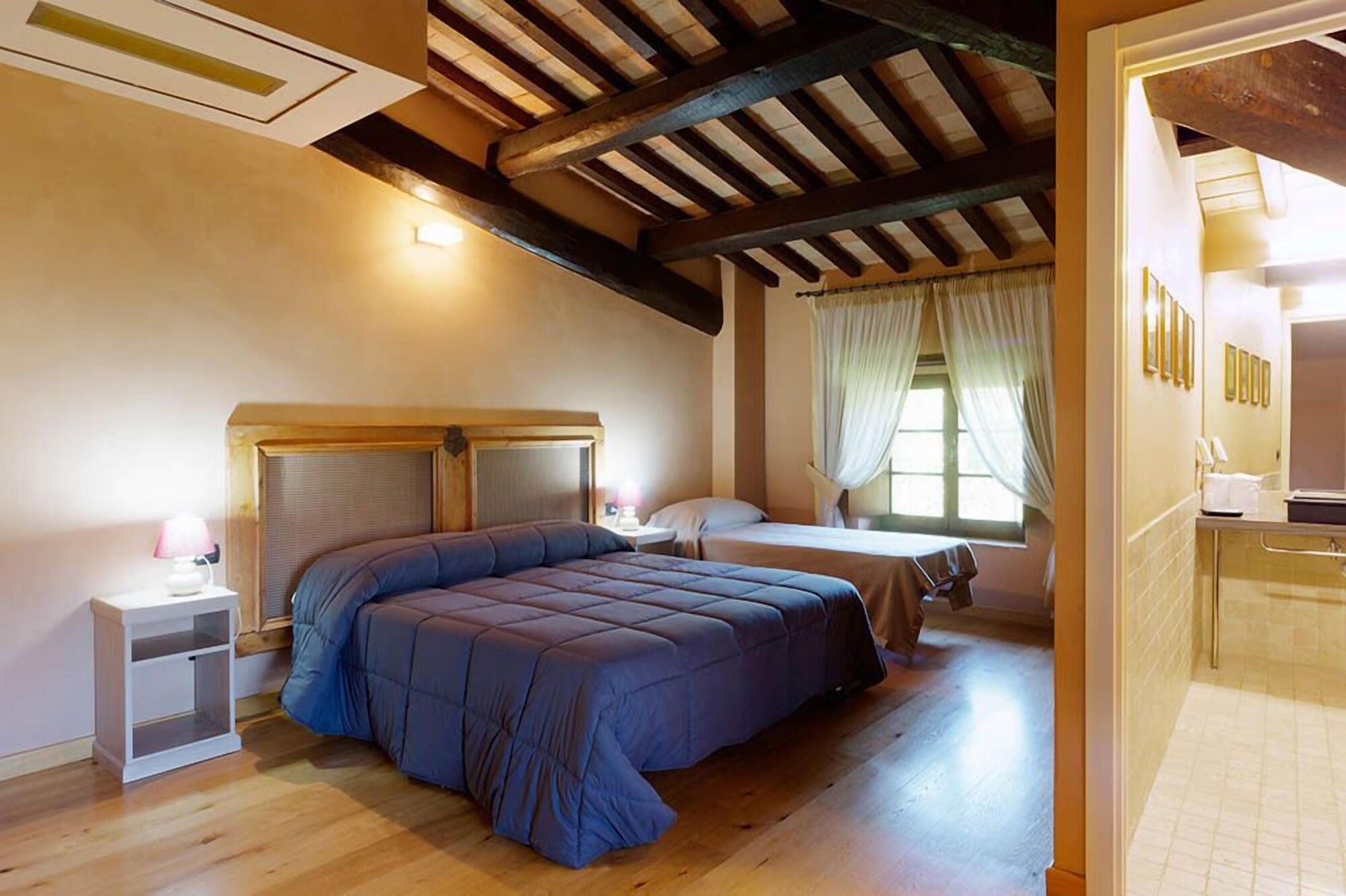 DELUXE, DOUBLE BED