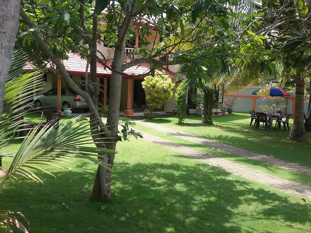 Sugandi Inn 35/40