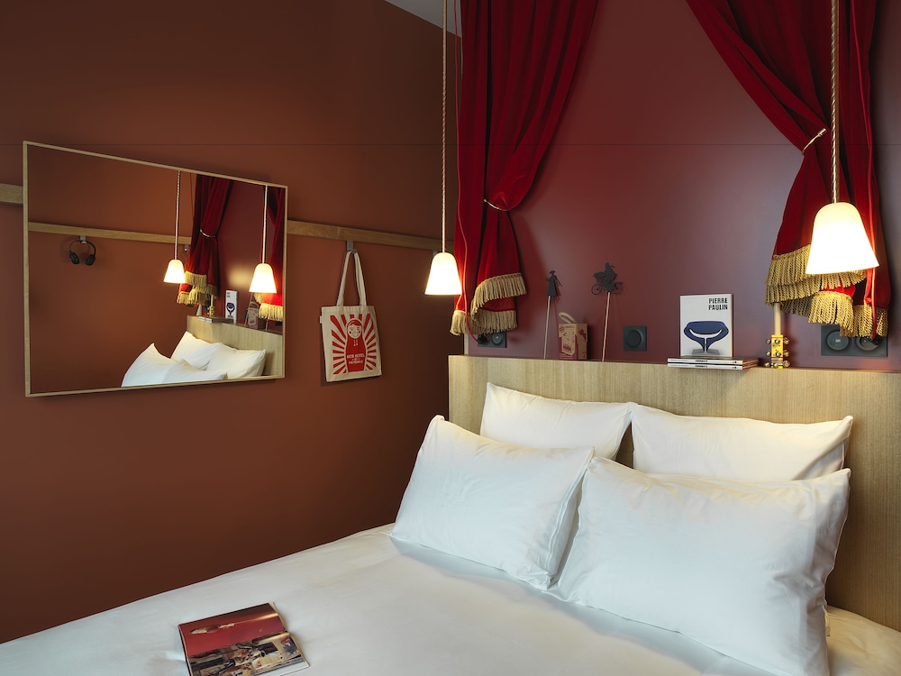 Mob Hotel Paris Les Puces 24/65