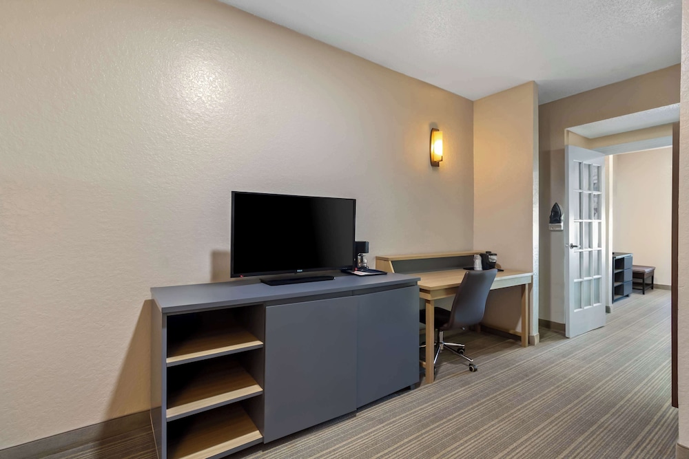 Sonesta Essential IAH Airport JFK Boulevard 45/53