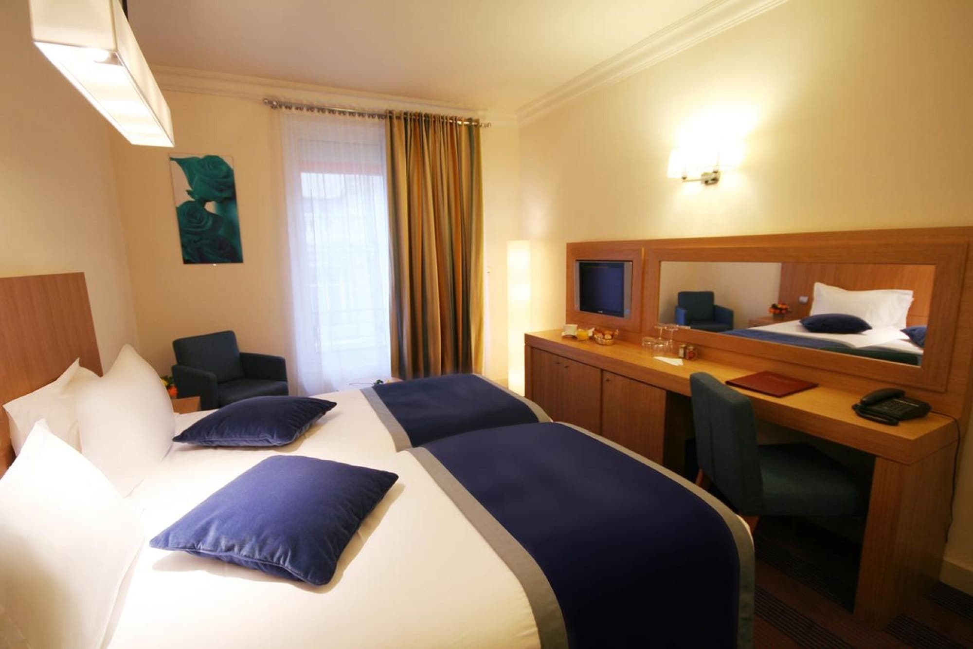 DELUXE, TWIN BEDS