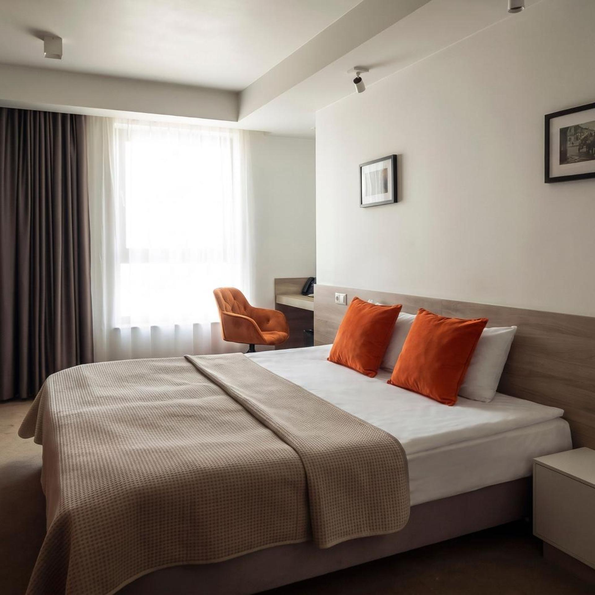 غرفة بسرير مزدوج