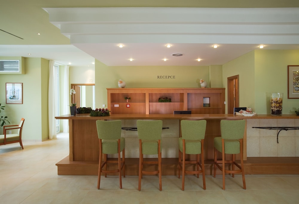 Dolce Villa Hotel 50/57
