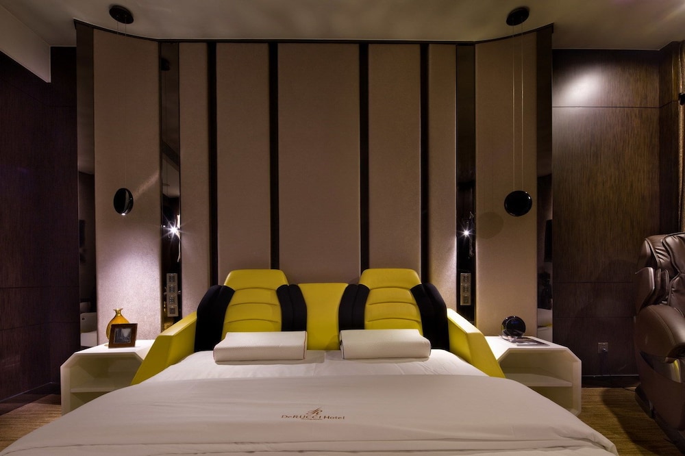 DeRUCCI Hotel 32/65