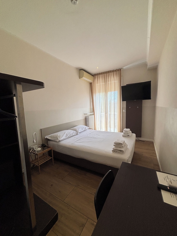 M14 Hotel 22/56