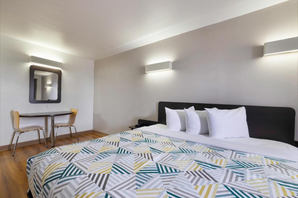 1 King Bed - Non-Smoking, Kitchen